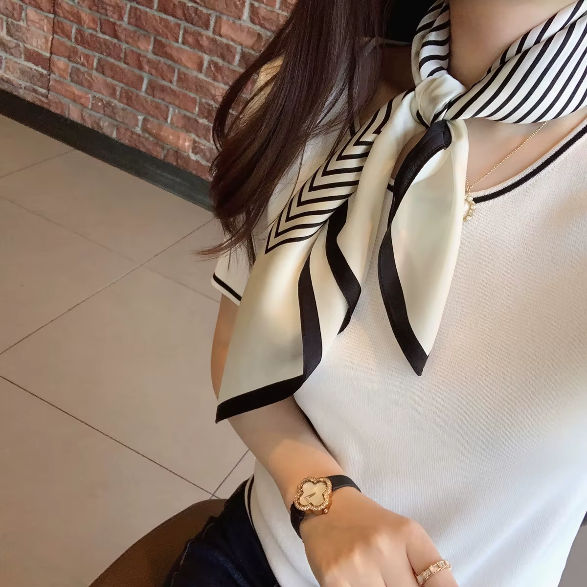 Foulard en soie à rayures simples et élégantes