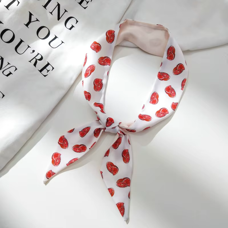 Petit foulard à fleurs et fruits créatifs