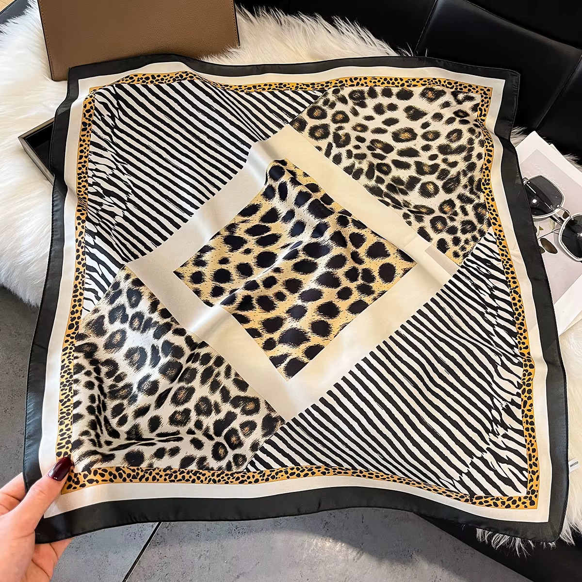 Foulard carré en soie satinée imprimé léopard 70 cm pour femme – Écharpe de créateur