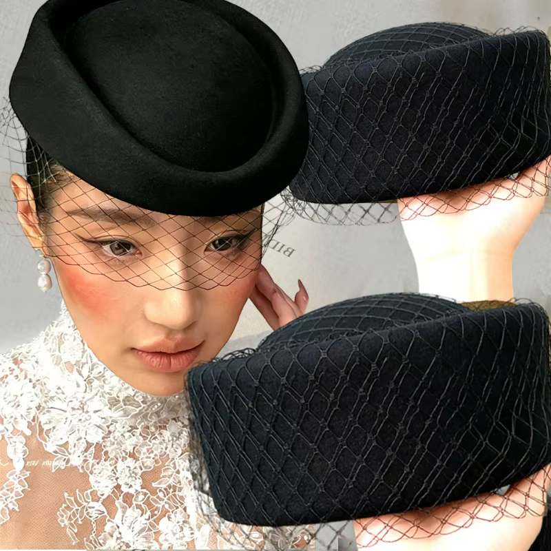 Bérets plats noirs en maille pour femmes