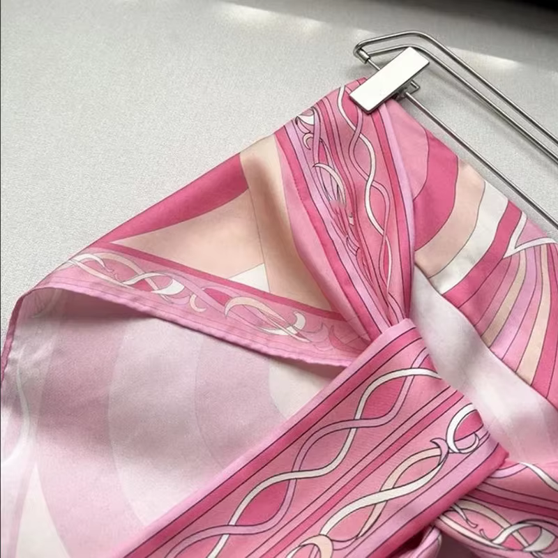 Foulard rose pour femme au design tendance avec logo signature de créateur