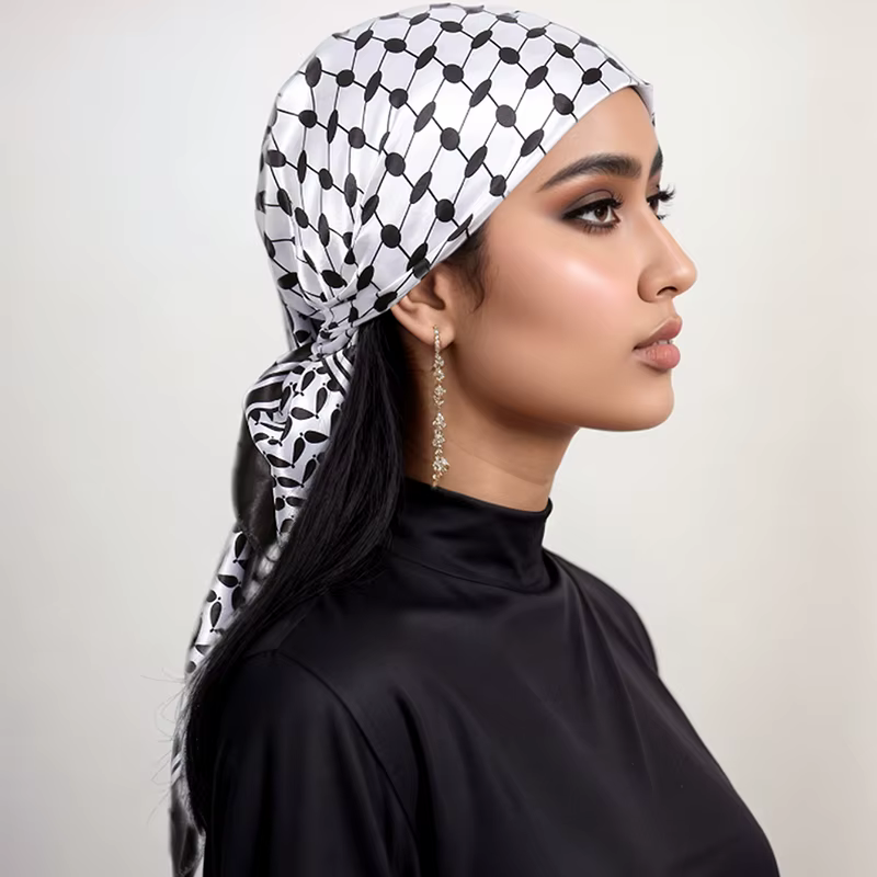 Foulard Carré en Satin Imprimé Arabe pour Femme Musulmane