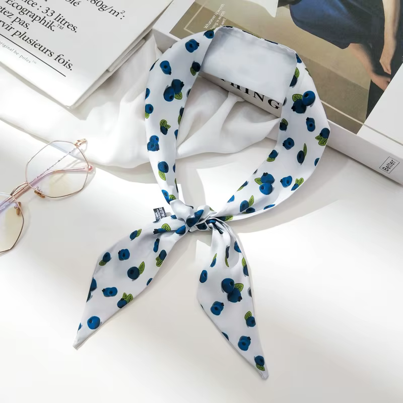 Petit foulard à fleurs et fruits créatifs