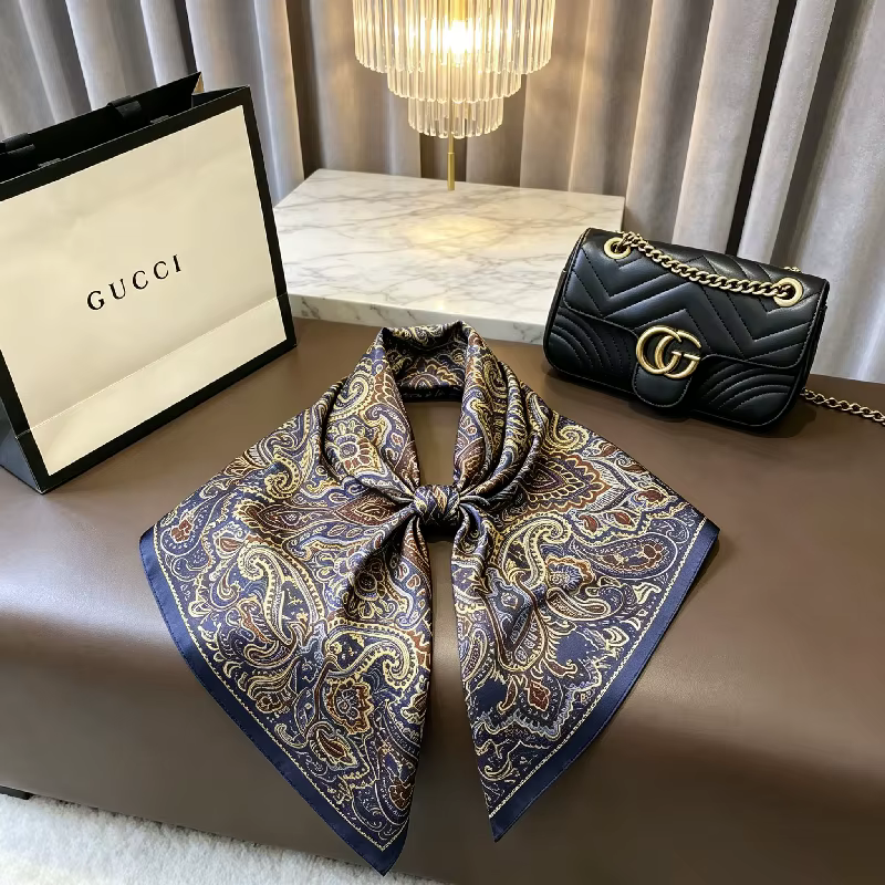 Nouveau Foulard Carré en Soie Bleu à Motifs Floraux 68cm