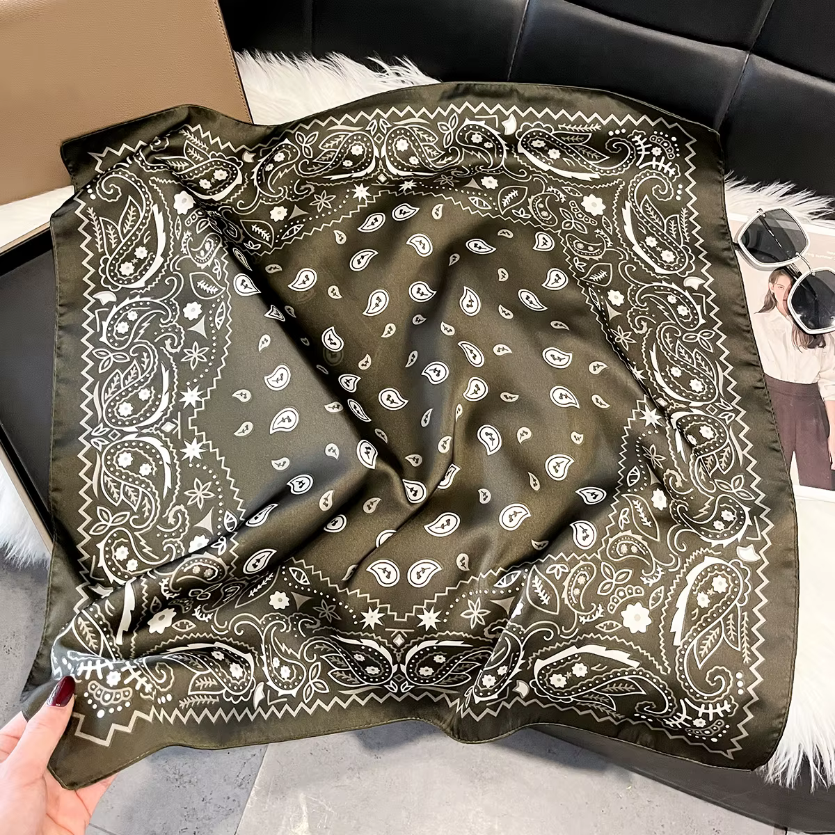 Écharpe carrée en satin à imprimé chaîne vintage