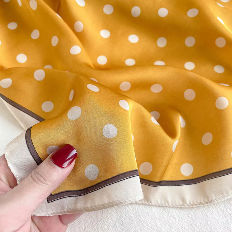 Foulard carré pour femme à pois