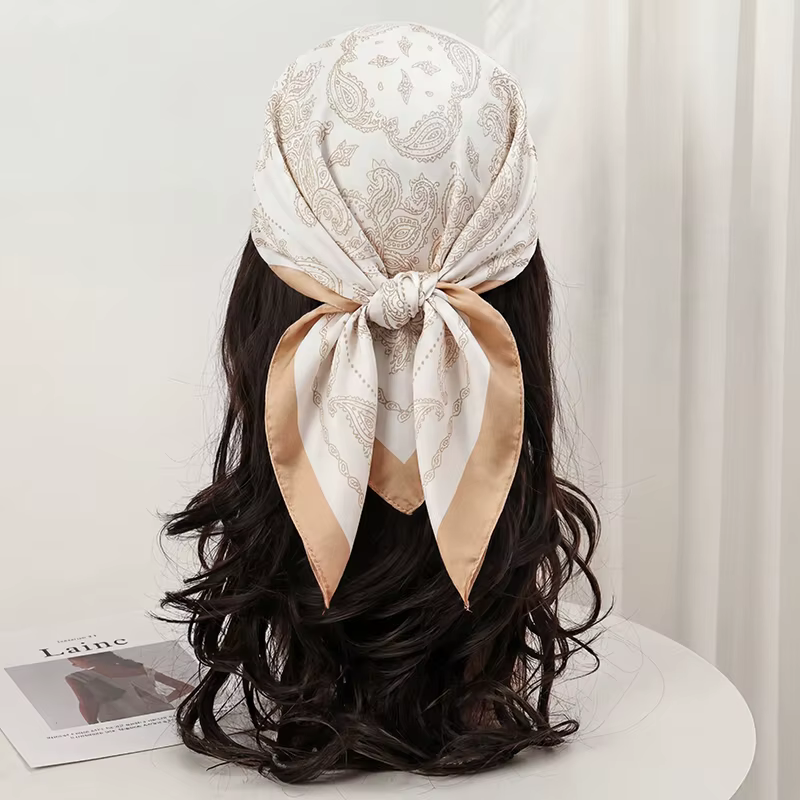 Foulard carré vintage beige à imprimé cachemire en satin de soie pour femme