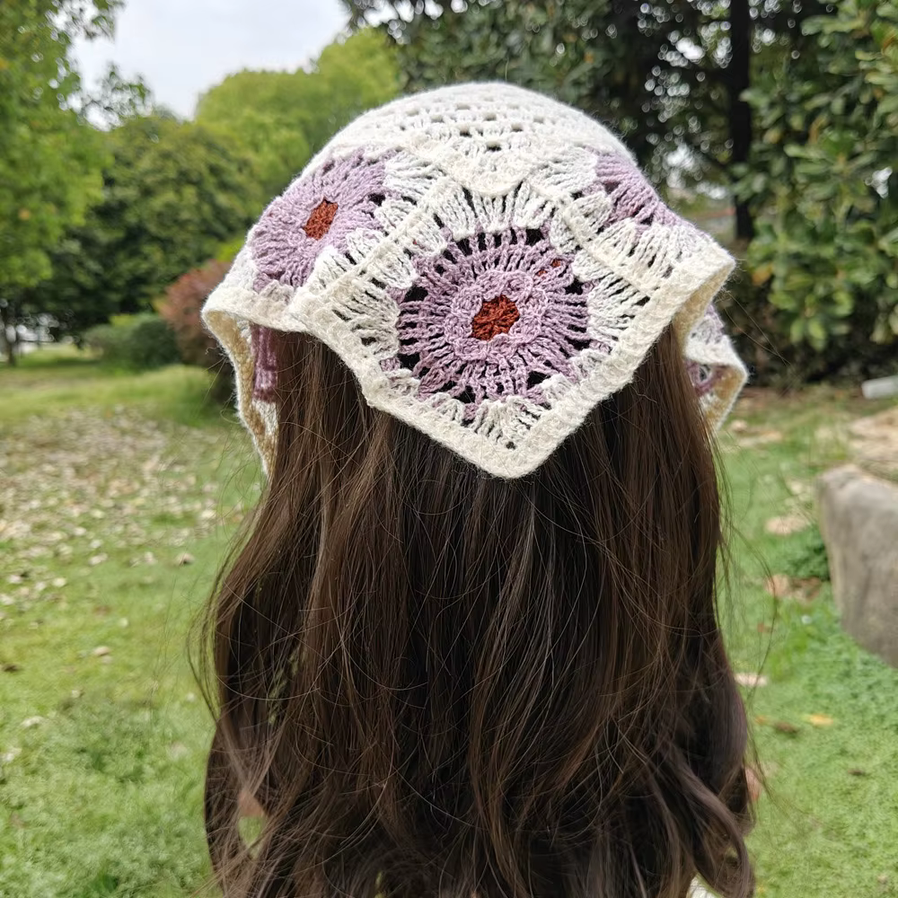 Foulard triangulaire en crochet à fleurs