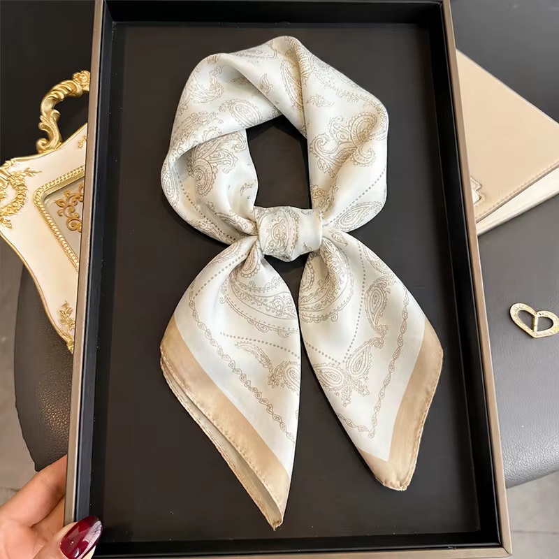 Foulard carré vintage beige à imprimé cachemire en satin de soie pour femme