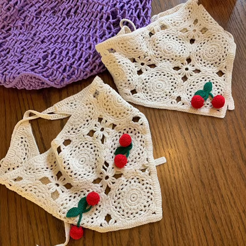 Foulard chic avec fleurs au crochet et bandeau triangle cerise de style français