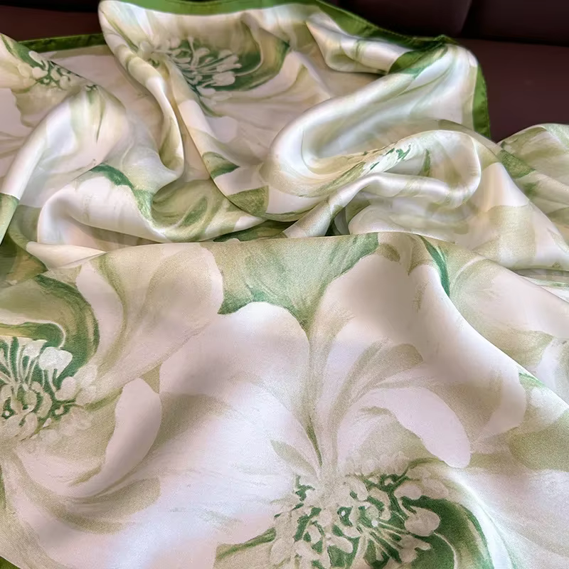 Écharpe carrée à imprimé floral vert pour femme