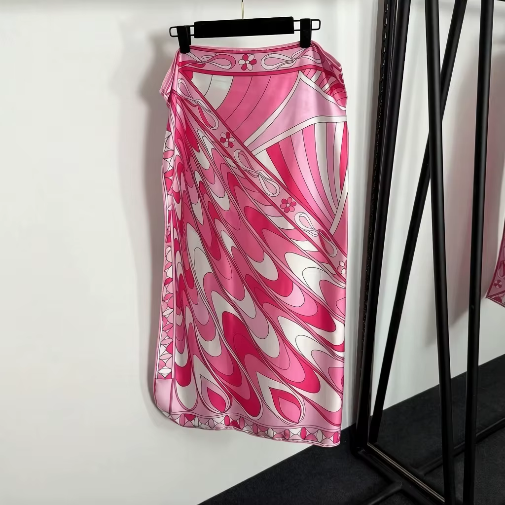 Nouvelle Écharpe en Soie Rose 2026 au Design Tendance avec Logo Signature Lettre