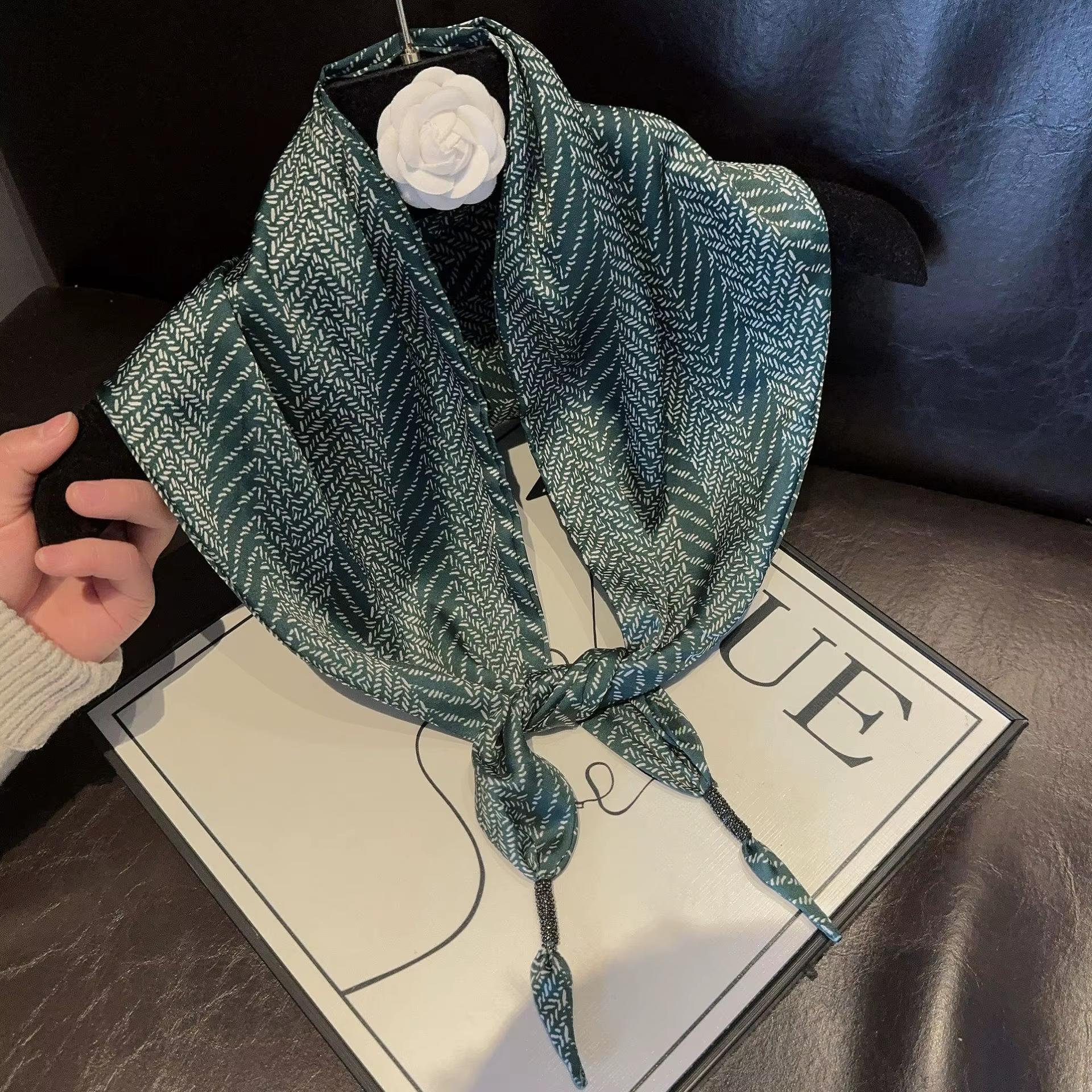 Foulard triangulaire en soie imprimé léopard pour femme