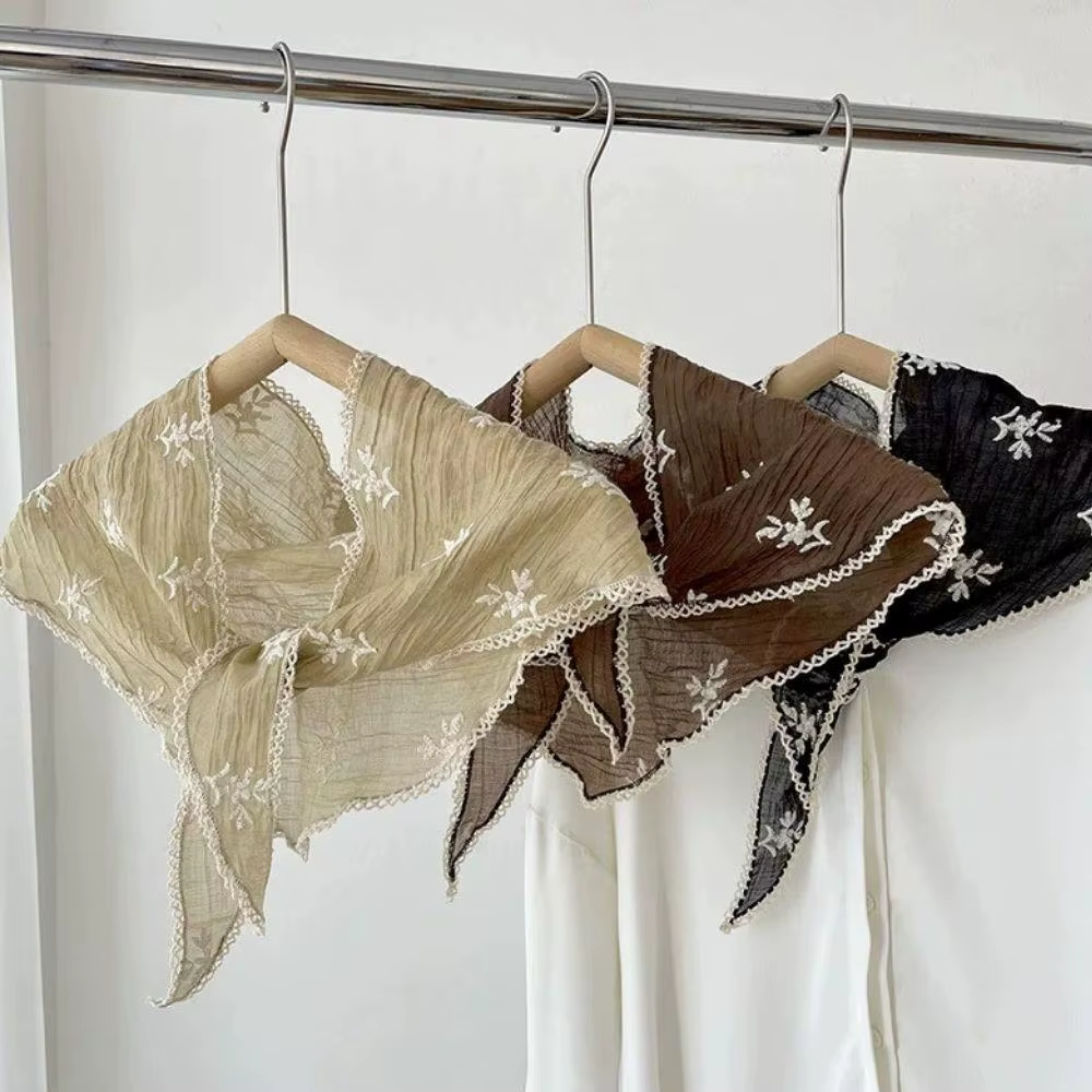 Écharpe triangulaire en dentelle française pour femme