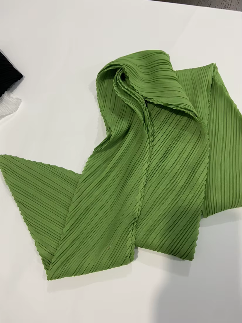 Écharpe élégante plissée Miyake