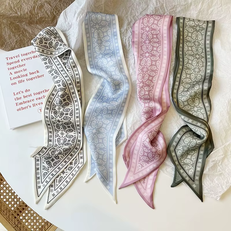 Écharpe en soie à motif de fleurs de cajou