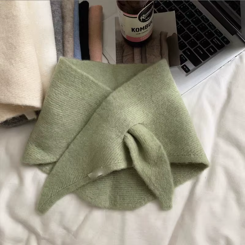Écharpe Triangulaire Unie Tendance pour Femme – Nouvelle Collection Automne-Hiver 2026 – Petit Châle Tricoté Chaud et Polyvalent à Col Croisé