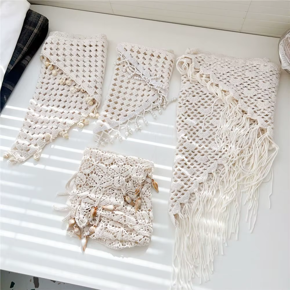 Écharpe triangulaire tricotée à pompons style bohème