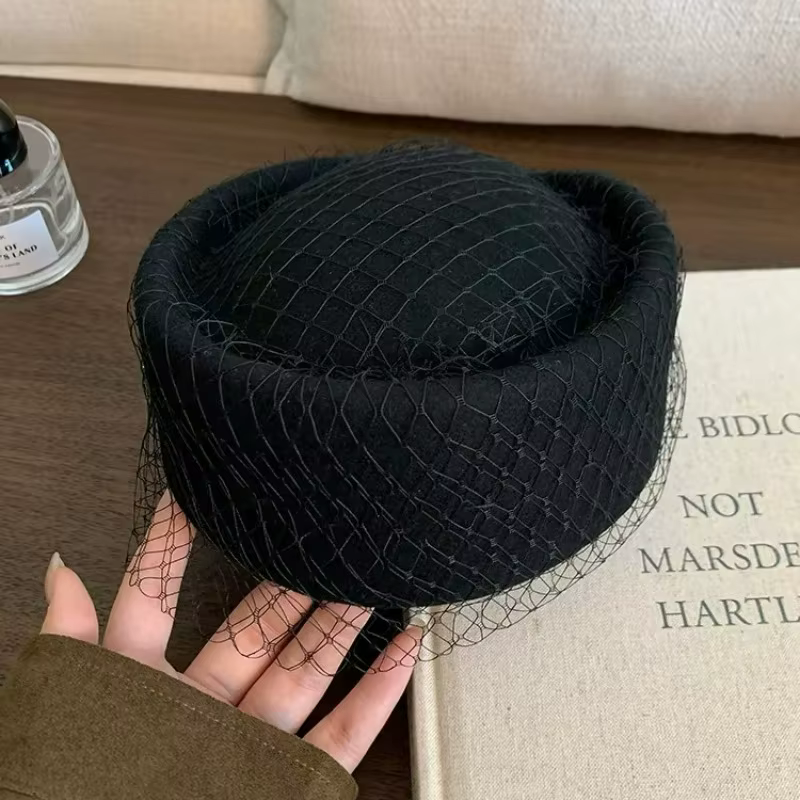 Bérets plats noirs en maille pour femmes