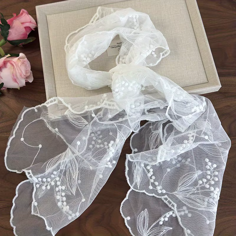 Écharpe brodée en dentelle de couleur unie d'inspiration rétro