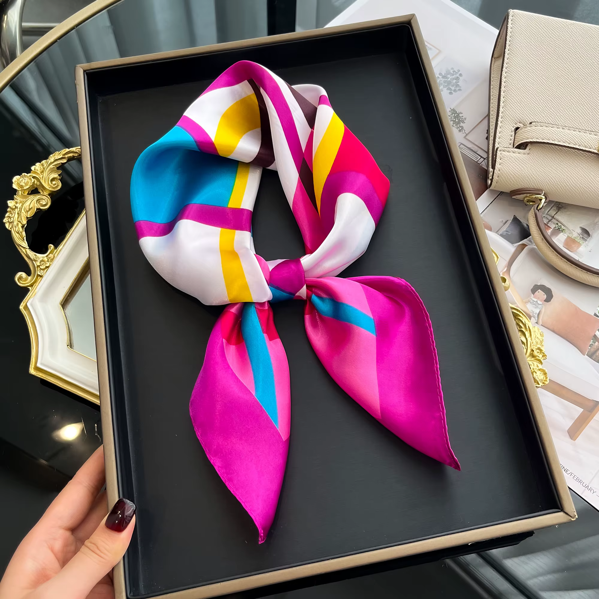 Foulard carré de luxe en soie pour femmes