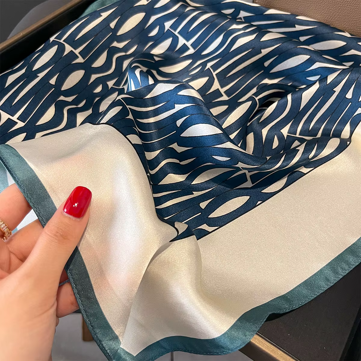Grand foulard carré de 27 pouces pour femme