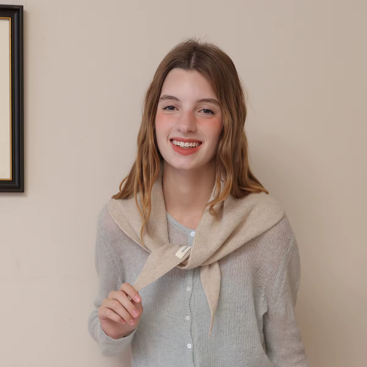 Une écharpe triangulaire tricotée en laine de couleur unie pour femme