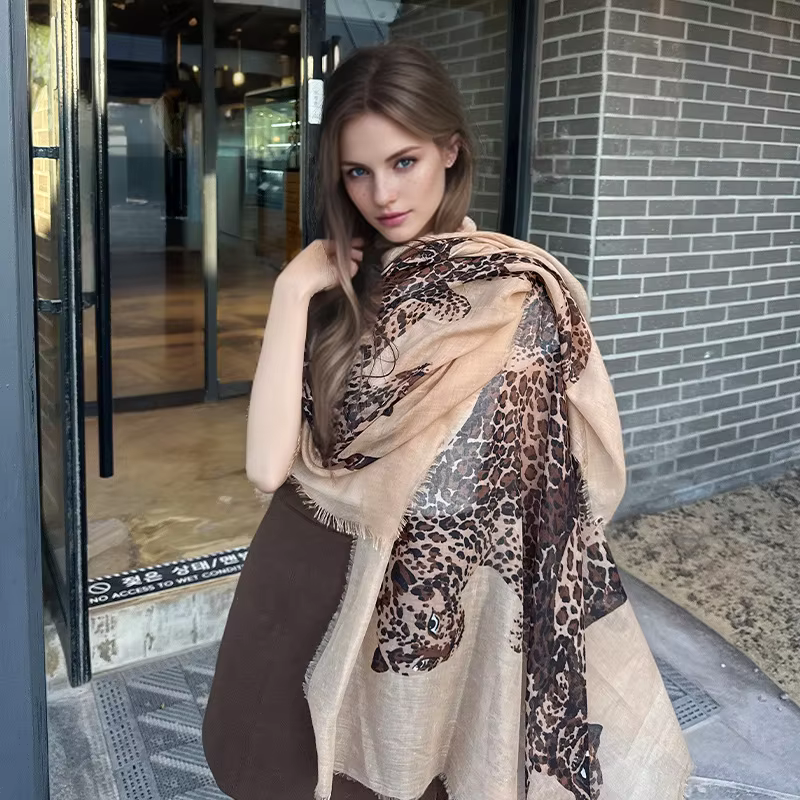 Écharpe de luxe à imprimé léopard pour femme