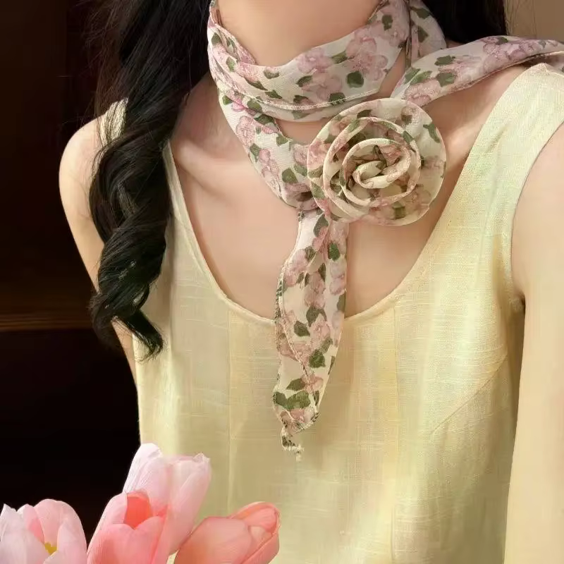 Écharpe florale en mousseline de soie avec décor de roses