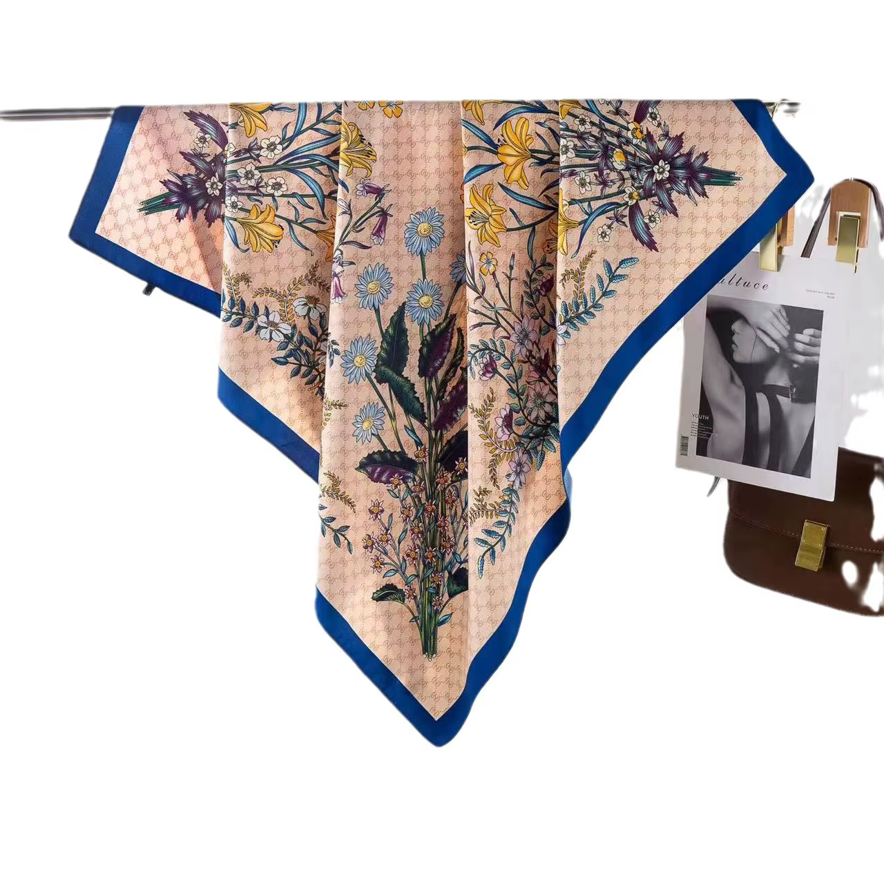 Foulard carré en soie à rayures inclinées