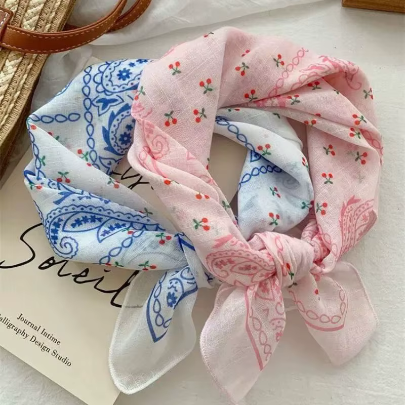 Foulard carré imprimé cerises pour femme