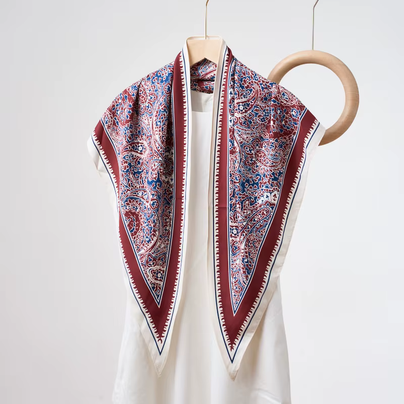Écharpe triangulaire, nouveau design