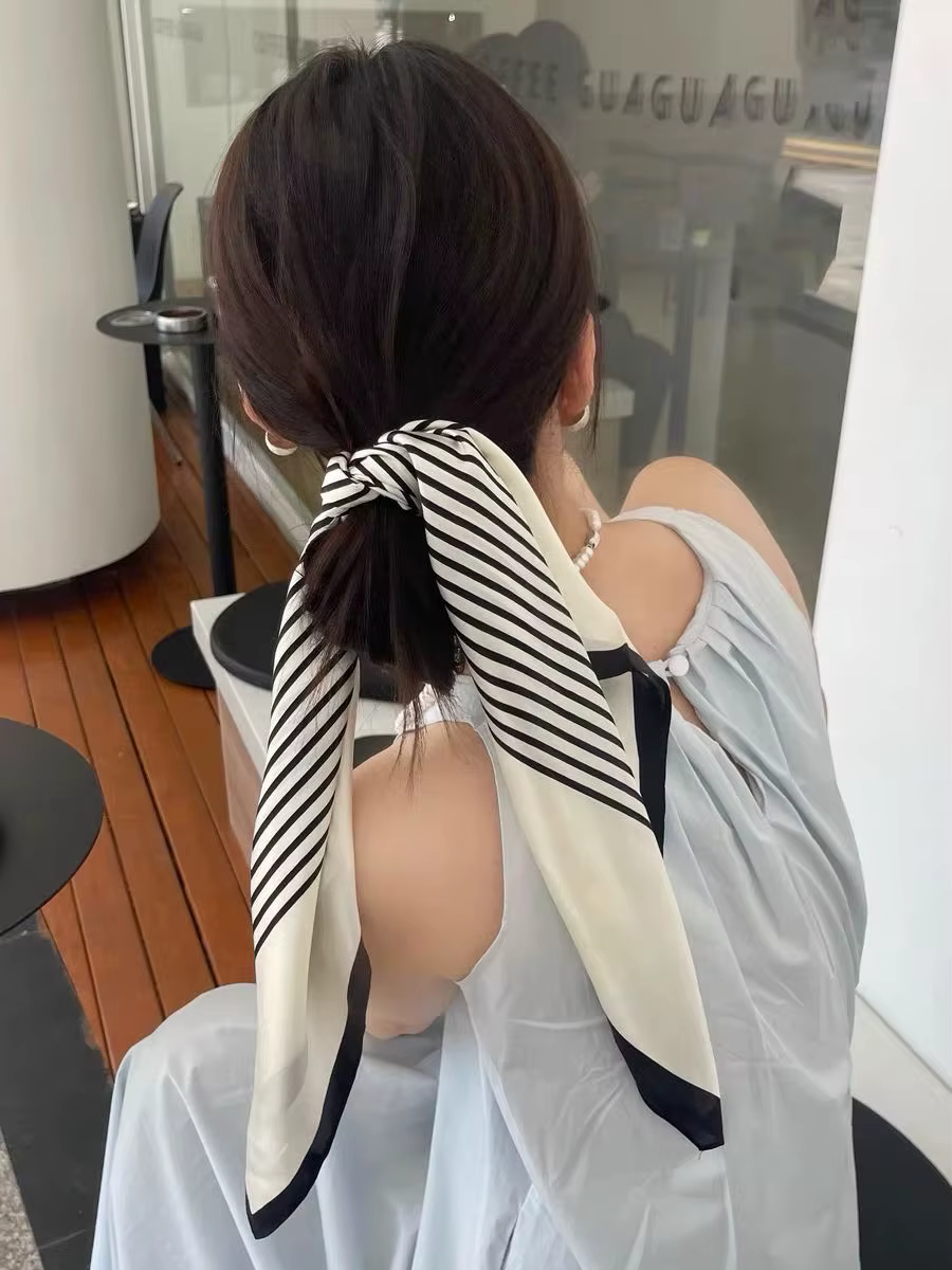 Foulard en soie rayé noir et blanc pour femmes
