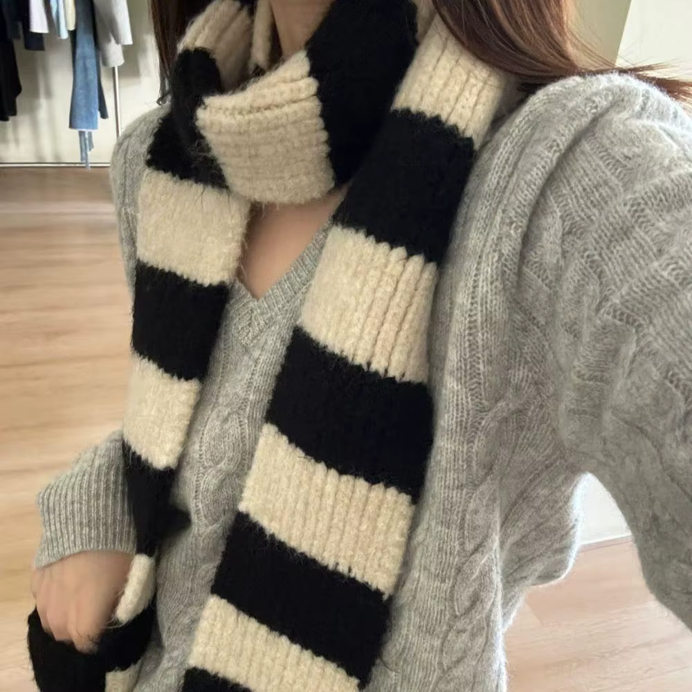 Écharpe tricotée en laine à rayures noires et blanches pour femme