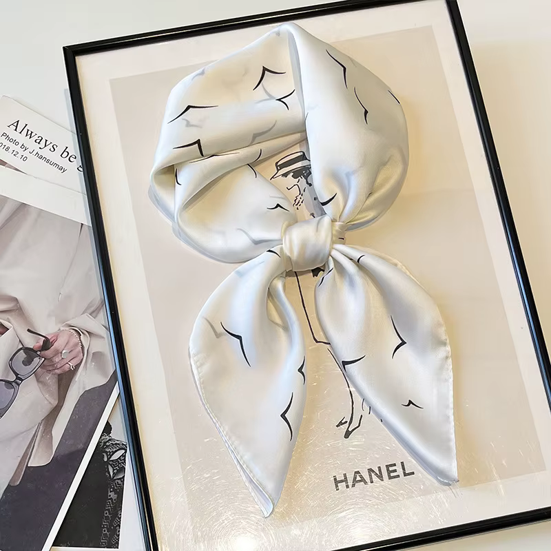 Foulard carré en soie polyvalent pour femmes