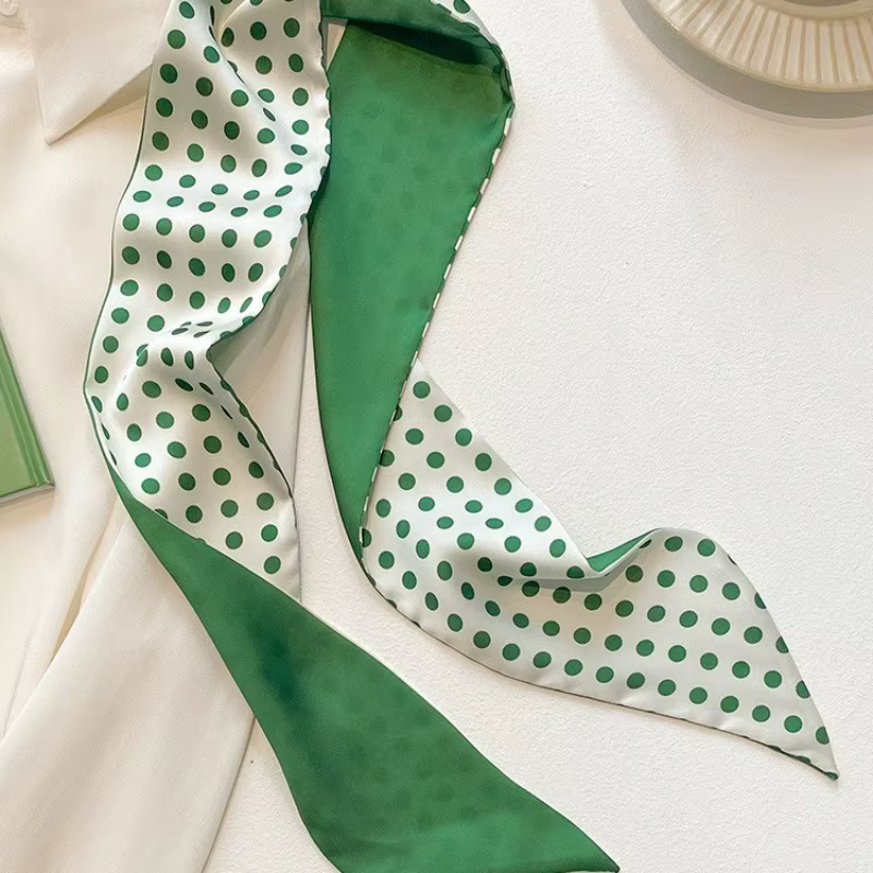 Écharpe longue et fine en satin vert pour femme