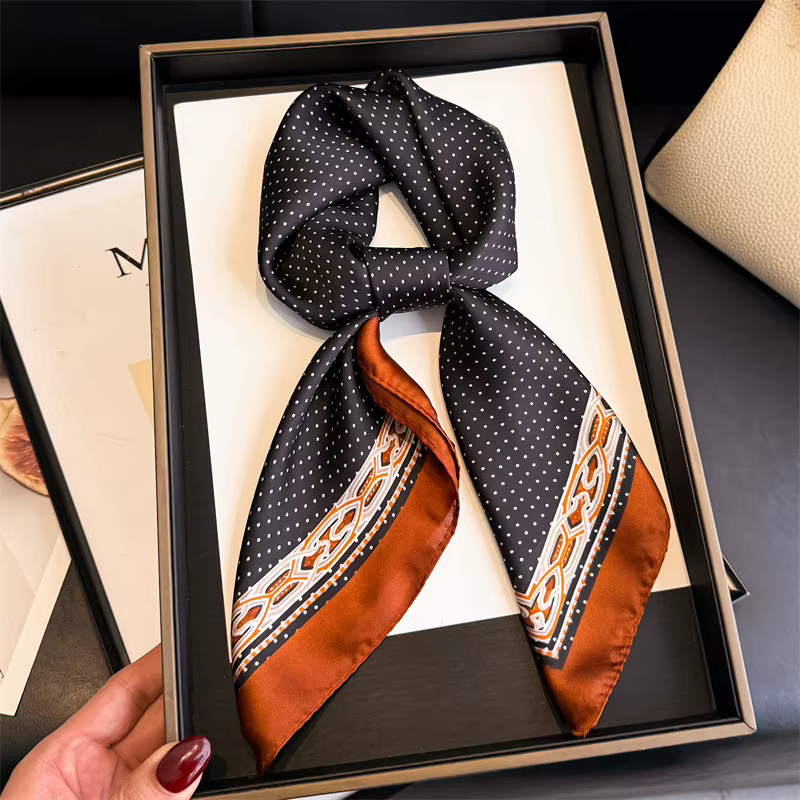 Foulard carré en soie au design rétro pour femme