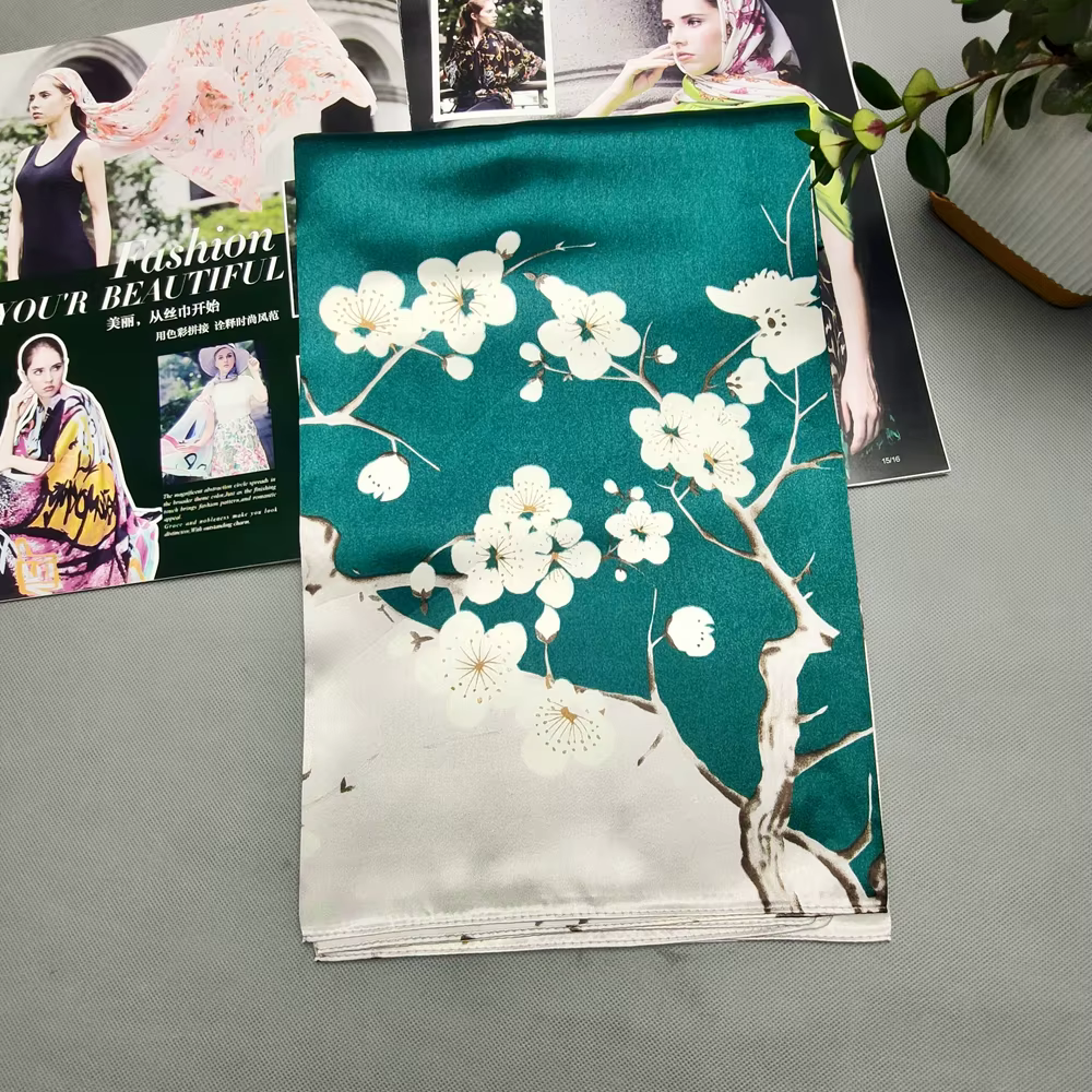 Foulard en soie gris vert