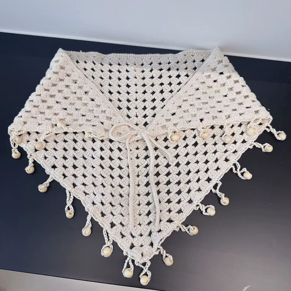 Écharpe triangulaire tricotée à pompons style bohème