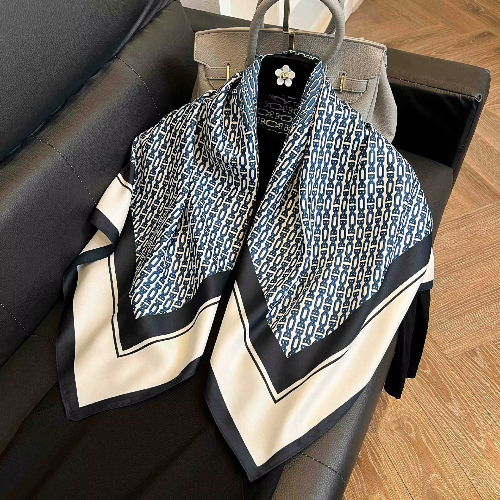Écharpe carrée en soie de luxe pour femme