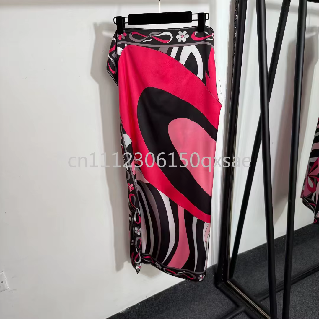 Écharpe en soie noire pour femme avec logo signature