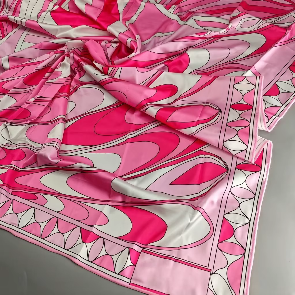 Nouvelle Écharpe en Soie Rose 2026 au Design Tendance avec Logo Signature Lettre