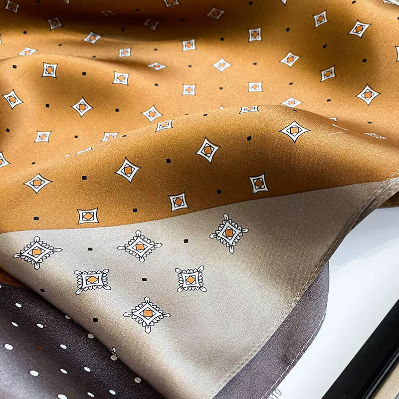Foulard carré en soie de marque de luxe pour femmes