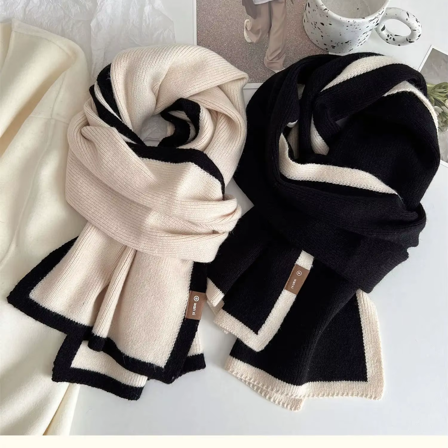 Écharpe assortie de couleur noir et blanc