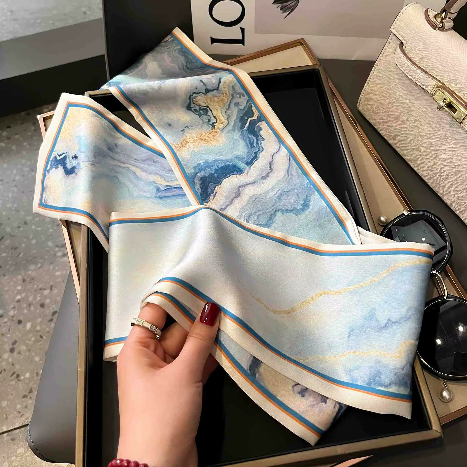 Écharpe longue de luxe en soie pour femme