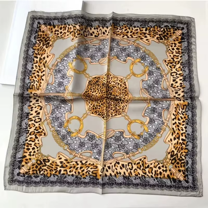 Foulard léopard pour femme