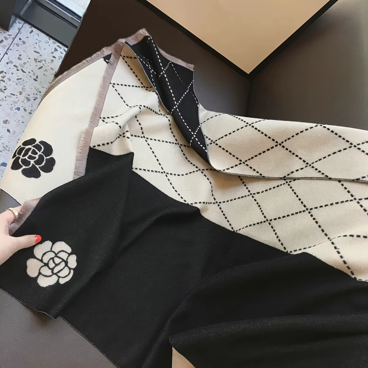 Écharpe Jacquard camélia géométrique élégante