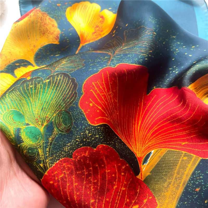 Foulard carré en soie feuille de Ginkgo coloré pour femme