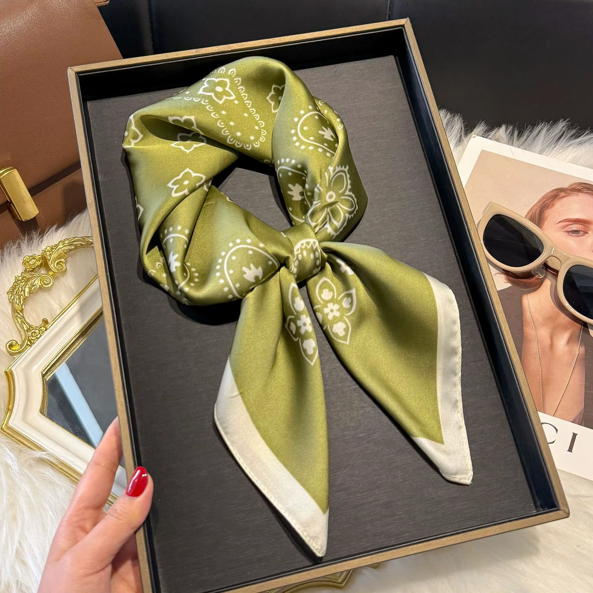 Foulard carré de style européen et américain en soie simulée 70 cm