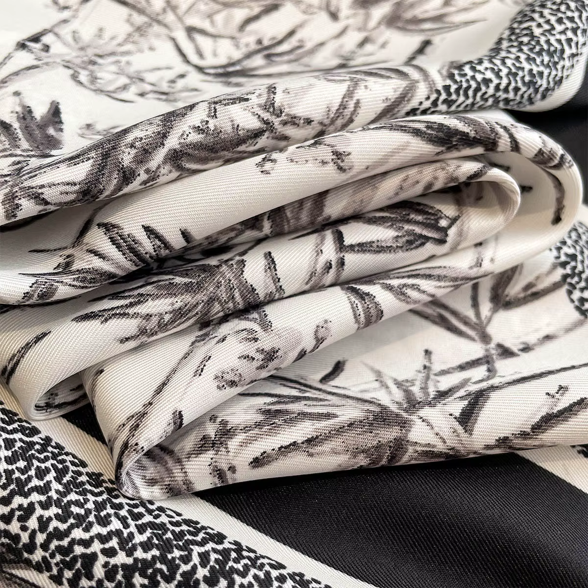 Foulard carré de luxe en soie pour femmes